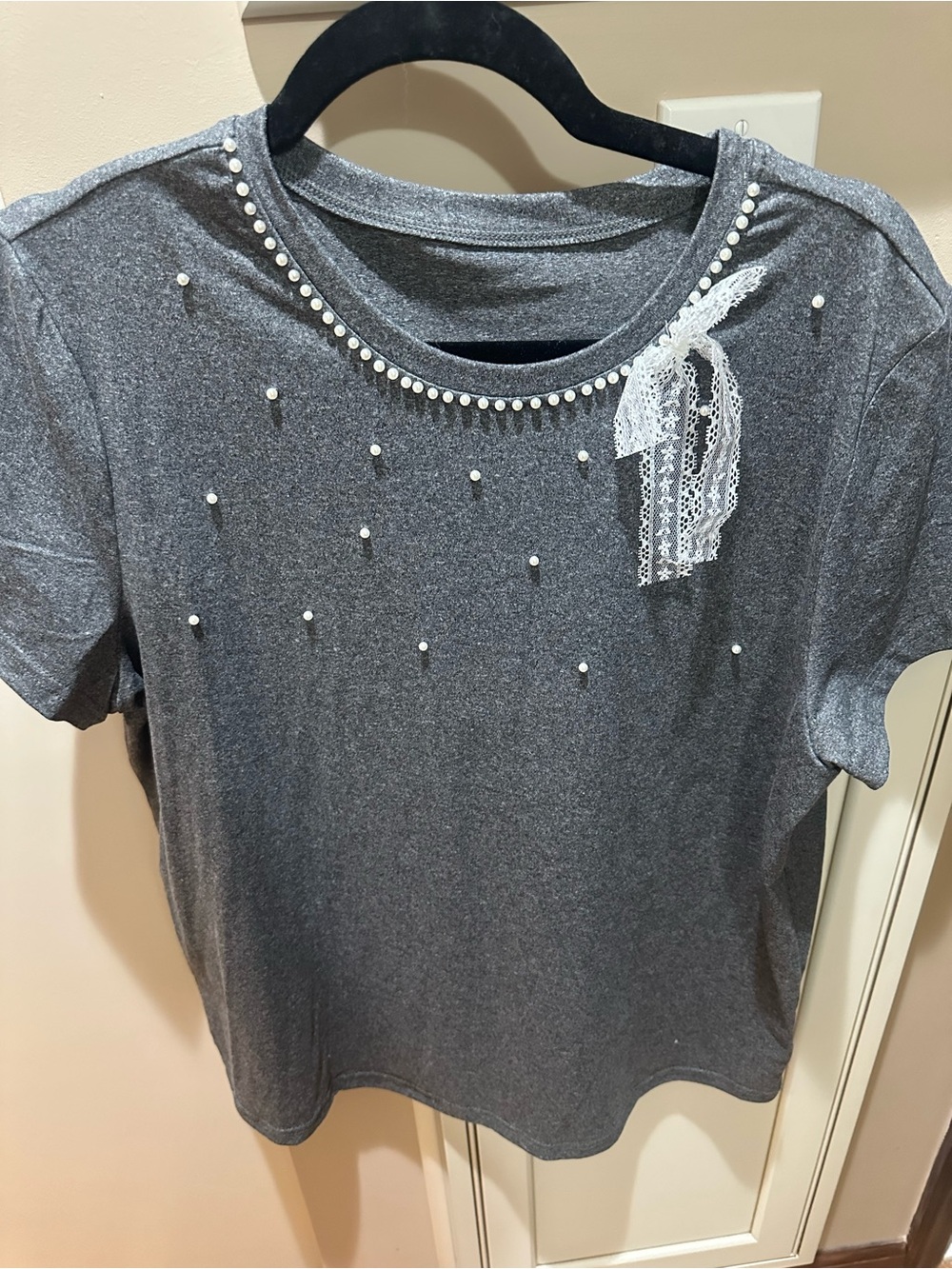 Pearl-Trimmed Gray Short Sleeve Tee with Lace Bow